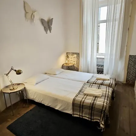 Διαμέρισμα Family Downtown - Se21 *